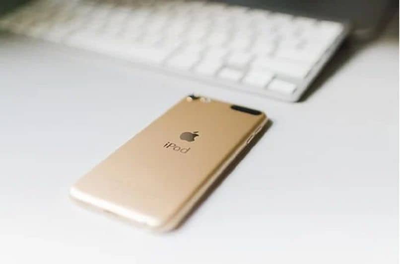 iPod makaa kuvapuoli alaspäin