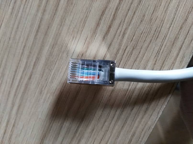 suurennettu kuva valkoisesta Ethernet-kaapelista, jossa on sisäisen johdotuksen kahdeksan väriä 