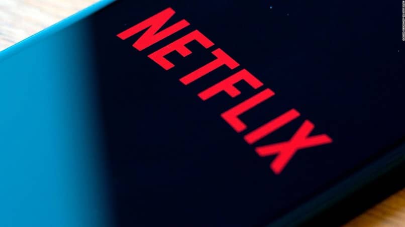 matkapuhelin Netflix-sovelluksella