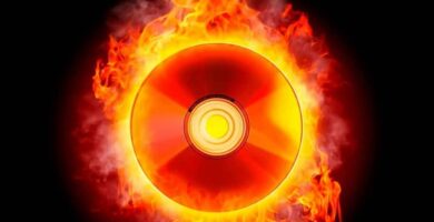 CD en llamas rojas