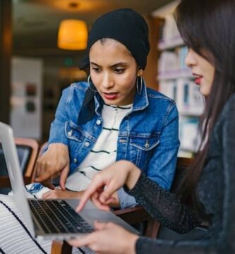 Dos mujeres utilizando laptop