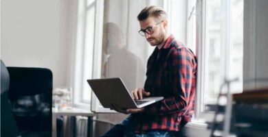 Hombre usando su portatil