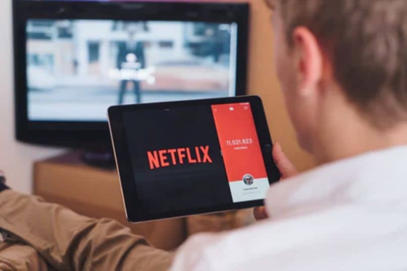 Mies katselee Netflixiä tablet-laitteella