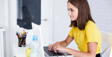 adolescente trabajando pc 10349