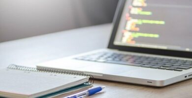 computadora sobre mesa 13853