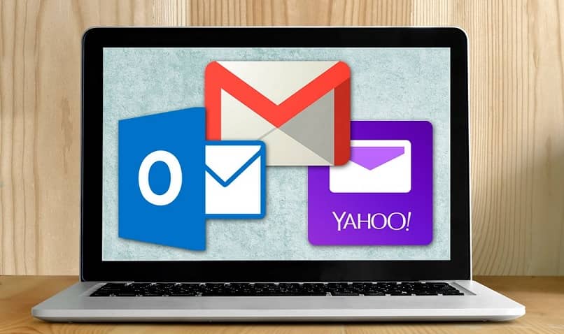 Kuinka yhdistää tai linkittää kaksi sähköpostia? - Nopea ja helppo (esimerkki) 1 correos electronicos laptop