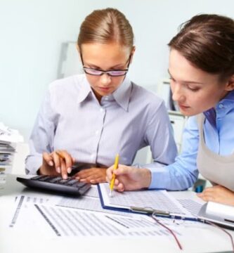 dos mujeres calculadora 12072