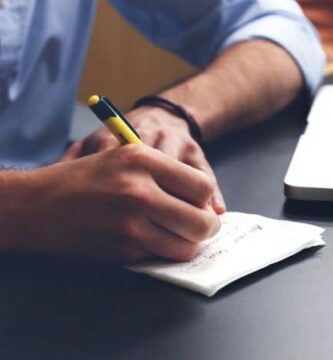 escribiendo en libreta