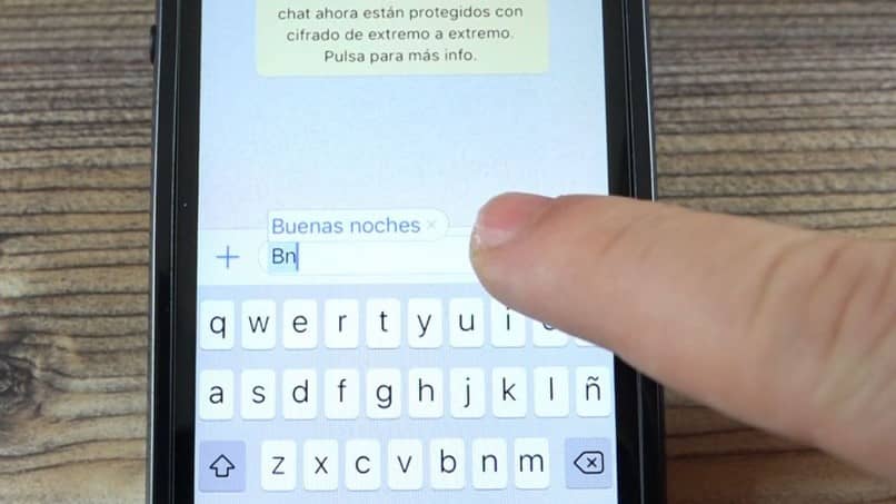 Automaattisen täydennyksen aktivointi WhatsAppissa Androidille ja iPhonelle (esimerkki) 1 escribiendo whatsapp