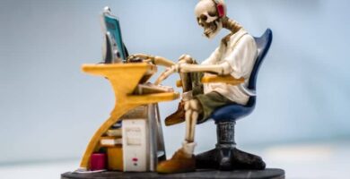 esqueleto sentado frente ordenador 1