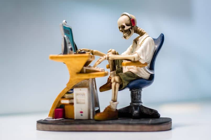 esqueleto sentado frente ordenador 1