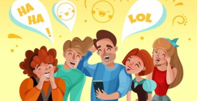 grupo personas viendo telefono riendo 12295