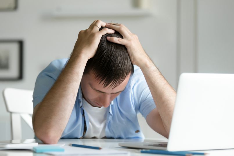 Kuinka korjata DRIVER_RETURNED_HOLDING_CANCEL_LOCK -virhe Windows 10: ssä? (Esimerkki) 1 hombre precupado error portatil 9760