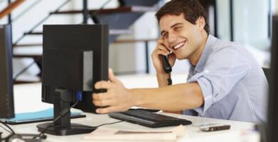 Kahden luettelon tai sarakkeen vertaaminen LibreOffice Calcissa helposti 20 hombre sonriendo atiende el telefono ientras mira la pc