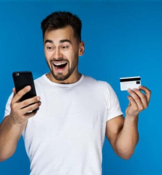 hombre telefono sonrisa 11792