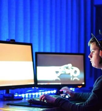 joven y audifonos frente a 3 monitores