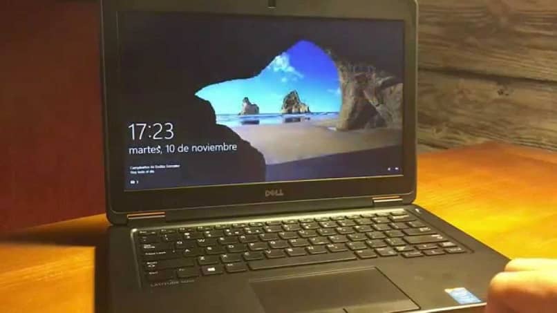 laptop mesa mano