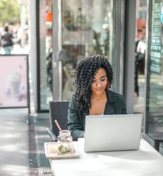 laptop mujer cafe