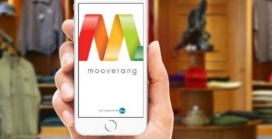 mano sosteniendo movil con mooverang