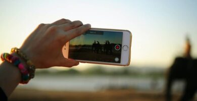 mano sosteniendo telefono tomando foto