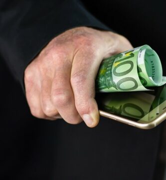 mano telefono dinero 11800