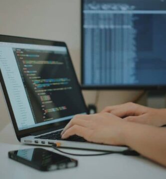 manos computadora archivo