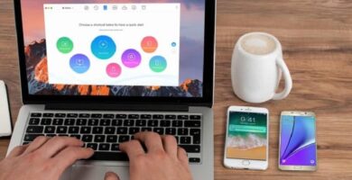 manos movil laptop taza