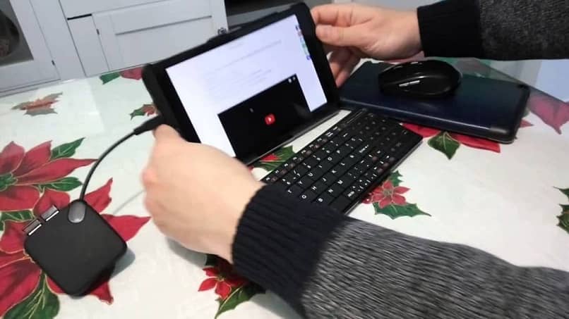 manos teclado ipad