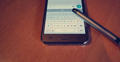 mesa lapicero smartphone whatsapp teclado