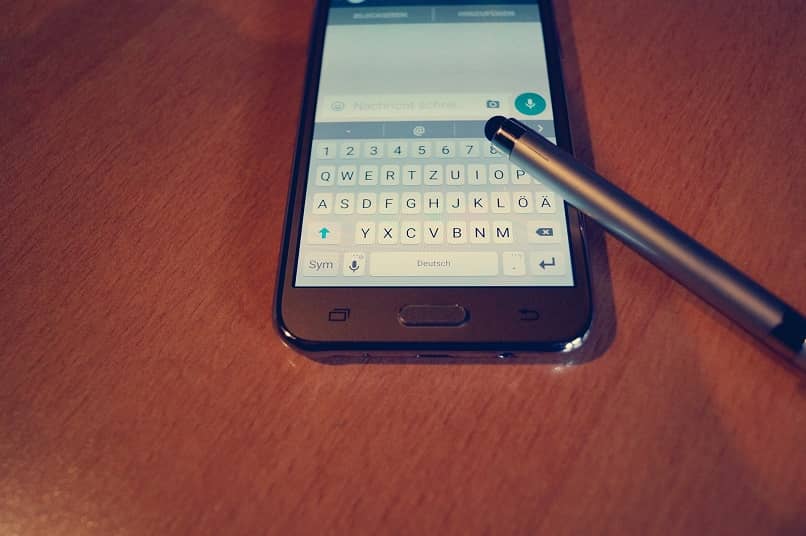 mesa lapicero smartphone whatsapp teclado