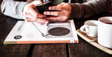 mesa persona telefono mano cafe 1