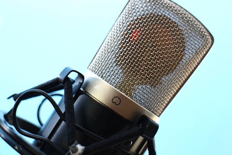 microfono profesional gris negro fondo azul
