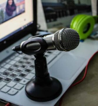 microfono sobre laptop gris audifonos verdes 12829