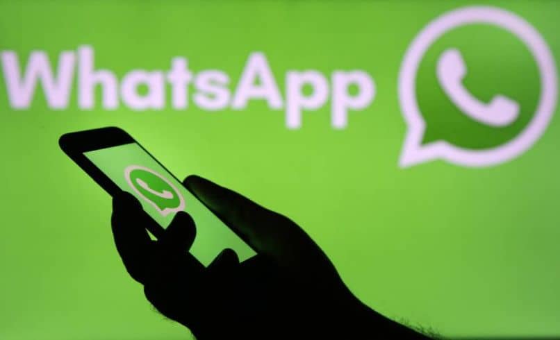 Sijainnin lisääminen tai lisääminen WhatsApp-tilaan (esimerkki) 1 movil en mano fondo whatsapp