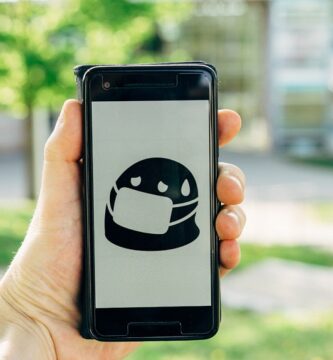 movil imagen emoji mascarilla
