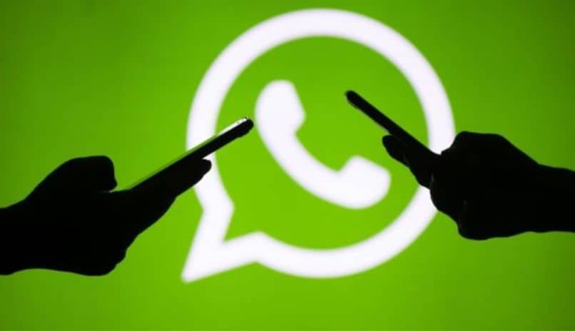 Kuinka voin mykistää WhatsApp-videopuhelun 1 movil manos siluetas whatsapp icono