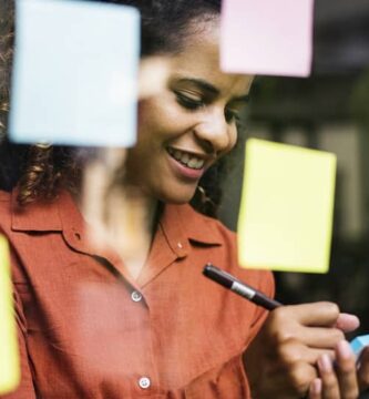 mujer anotar ideas nombrar marca 10398