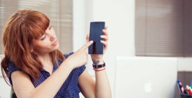 mujer dedo senala smartphone 1