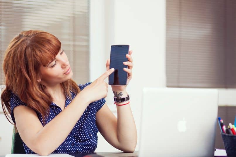 mujer dedo senala smartphone 1