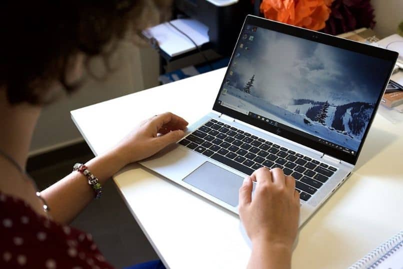 Kuinka aktivoida Windows 10 uudelleen laitteistomuutoksen jälkeen helposti 1 mujer laptop