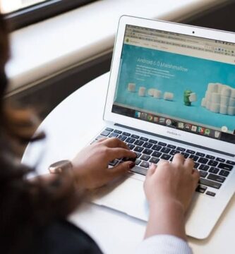 mujer laptop manos 1