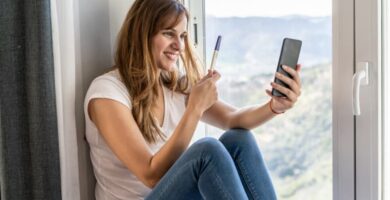 mujer prueba embarazo telefono 12939