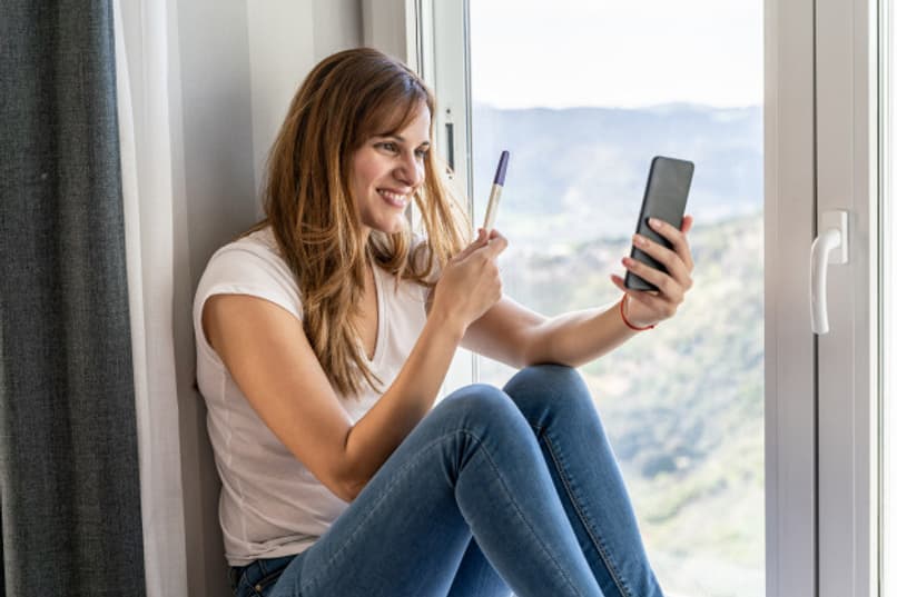 mujer prueba embarazo telefono 12939