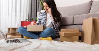 mujer recibiendo paquete pedido cajas 12191