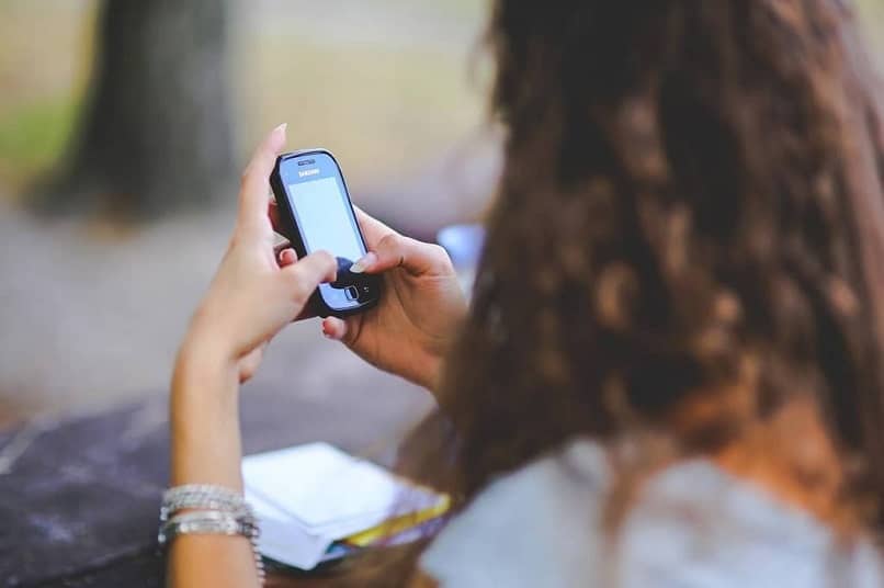 mujer telefono manos