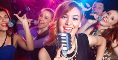 mujeres cantando karaoke