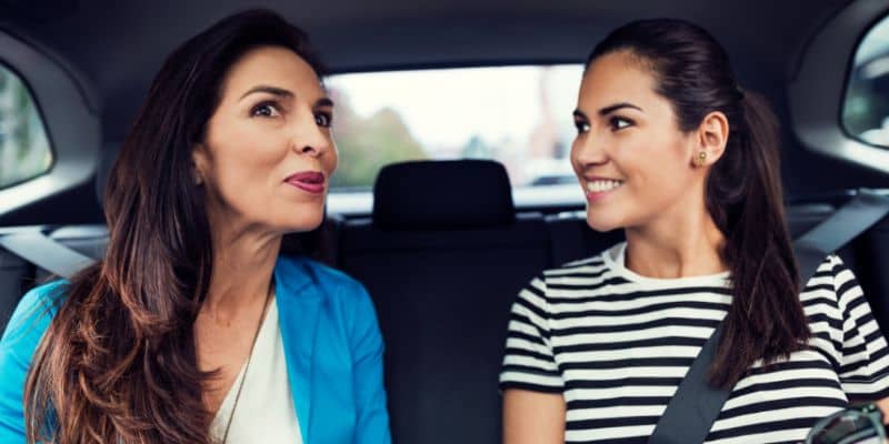 mujeres en carro