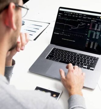 ocultar dato excel hombre pc portatil 9701