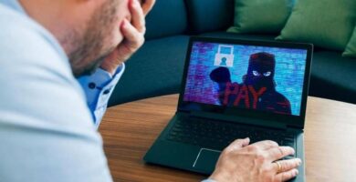 persona preocupada antivirus