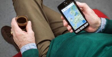 persona sentada movil taza